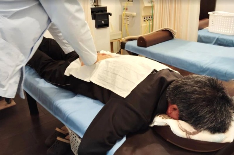 敬優整骨院 施術